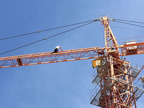 男子30米高塔吊上演 走鋼絲 軍警聯合解救